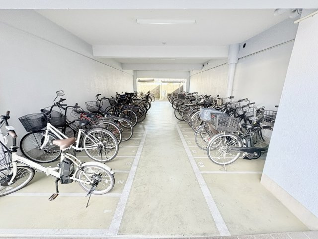 ユニライフ浜松II　中央区西浅田1丁目の駐輪場|駐輪場もあります。自転車月額300円、バイク月額600円で使用可能。
