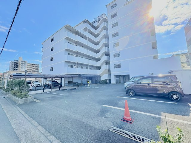 ユニライフ浜松II　中央区西浅田1丁目の駐輪場|敷地内の駐車スペース有り。月額6500円です。