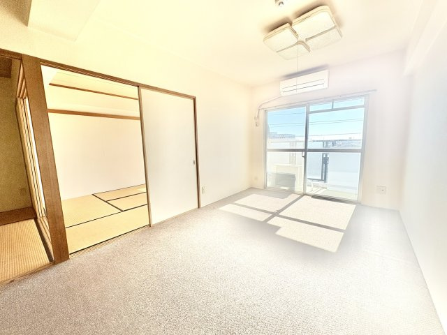 ユニライフ浜松II　中央区西浅田1丁目の居間・リビング|12.3帖のリビング。日当たりも良く明るい室内です。