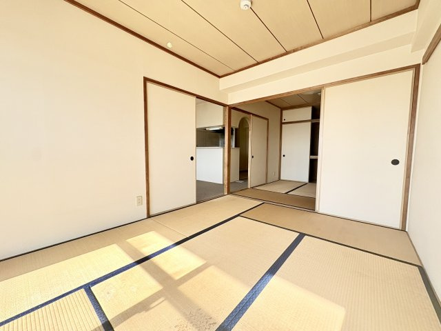 ユニライフ浜松II　中央区西浅田1丁目の和室|続き和室は北側6帖です。
