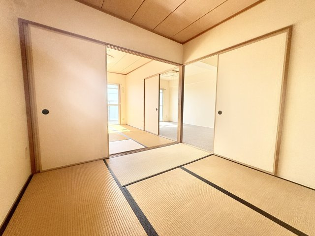 ユニライフ浜松II　中央区西浅田1丁目の和室|南側の和室は4.5帖。続けて約10.5帖とゆとりある室内です。