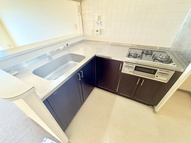 ユニライフ浜松II　中央区西浅田1丁目のキッチン|L字型のキッチンは広く使えます。