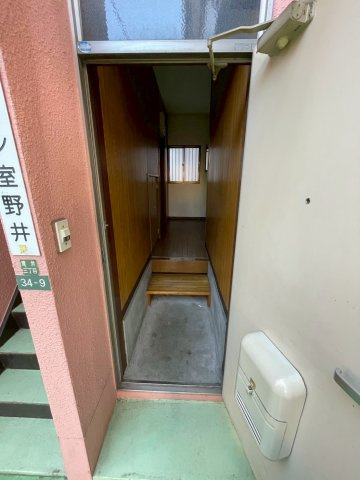 メゾン室野井の玄関