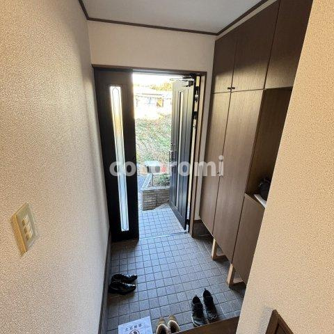 村野本町車庫付戸建の玄関