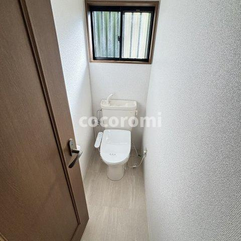 村野本町車庫付戸建のトイレ