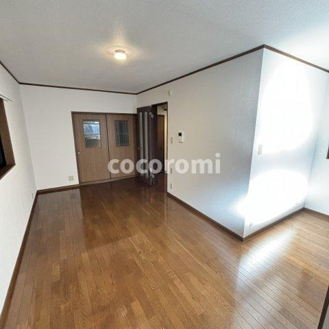 村野本町車庫付戸建の居間・リビング