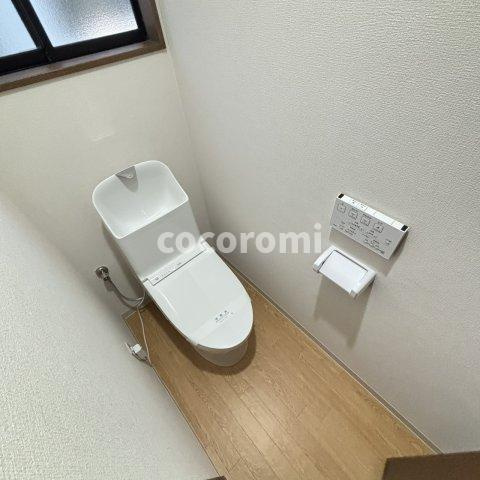 村野本町車庫付戸建のトイレ