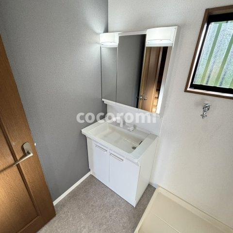 村野本町車庫付戸建の洗面所