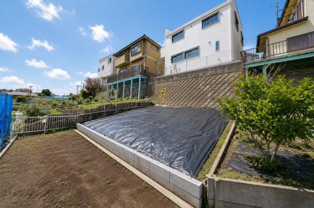 “家の前が畑”という贅沢。約16坪の畑付き×18.8帖LDKの開放感ある一邸★仲介手数料無料★（新井小学校・上菅田中学校）の外観|約54㎡の畑スペース付き。家庭菜園やガーデニングを楽しみながら、四季の移ろいを身近に感じられる贅沢な空間です。