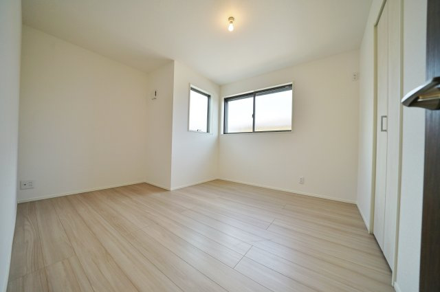 【横浜市保土ケ谷区上菅田町1627-7新築戸建て】★仲介手数料無料★（新井小学校・上菅田中学校）の洋室