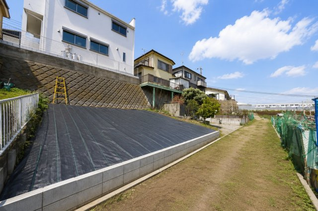 “家の前が畑”という贅沢。約16坪の畑付き×18.8帖LDKの開放感ある一邸★仲介手数料無料★（新井小学校・上菅田中学校）の庭|前面に広がる畑や空の景色が印象的。季節の移ろいを感じながら、穏やかな時間を過ごせるロケーションです。
