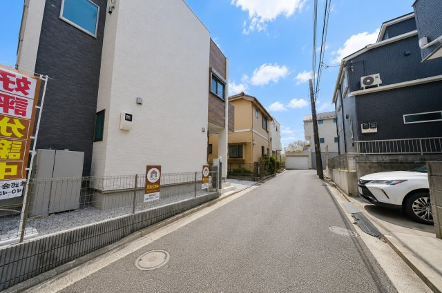 “家の前が畑”という贅沢。約16坪の畑付き×18.8帖LDKの開放感ある一邸★仲介手数料無料★（新井小学校・上菅田中学校）の前面道路含む現地写真