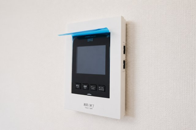 “家の前が畑”という贅沢。約16坪の畑付き×18.8帖LDKの開放感ある一邸★仲介手数料無料★（新井小学校・上菅田中学校）のセキュリティ|来訪者の顔を確認できるTVモニター付きインターフォン。防犯面にも配慮された設備です。