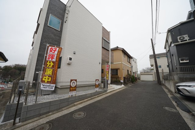 【横浜市保土ケ谷区上菅田町1627-7新築戸建て】★仲介手数料無料★（新井小学校・上菅田中学校）の前面道路含む現地写真