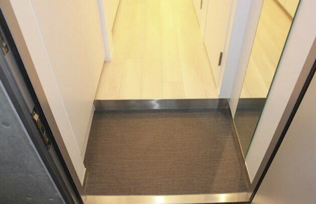 ZOOM都庁前の玄関