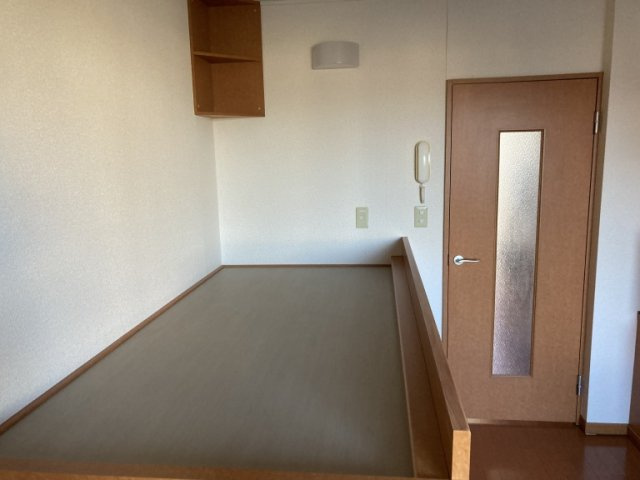 レオパレスパークサイドガーデンのその他|1階はフローリング、2階はじゅうたんです。