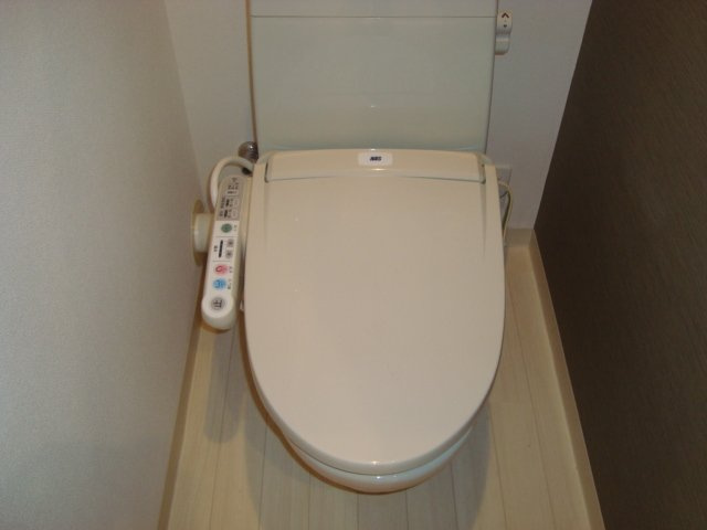 ブランジュ南逆井のトイレ|シャワー付トイレ