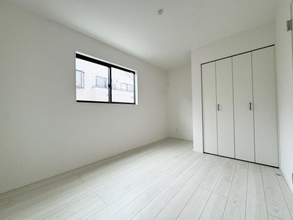 世田谷区砧１丁目の新築一戸建の洋室|白とナチュラルの落ち着いたカラーセレクトです
