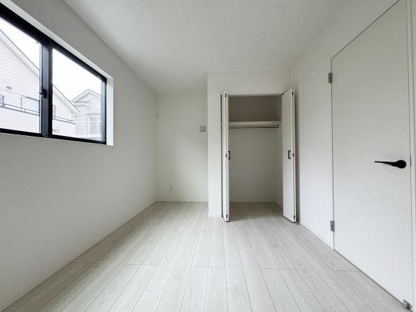 世田谷区砧１丁目の新築一戸建の洋室|居室に収納スペースあります