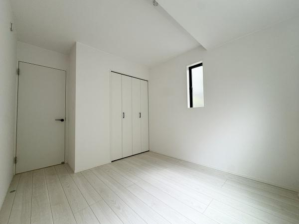 世田谷区砧１丁目の新築一戸建の洋室|居室に収納スペースあります