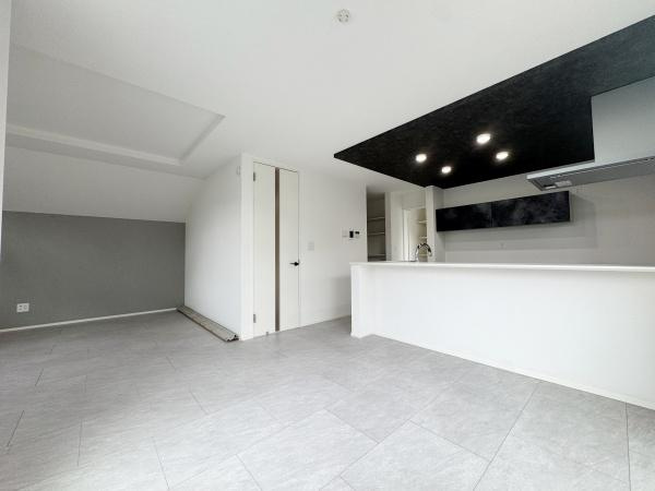 世田谷区砧１丁目の新築一戸建の居間・リビング|みんなが集うLDKはあたたかい日差しが入り込み、自然と楽しい会話が弾む幸せな空間に♪
