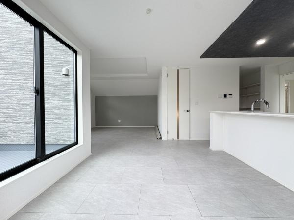 世田谷区砧１丁目の新築一戸建の居間・リビング|キッチンからリビングダイニングまで見渡せて、ご家族のコミュニケーションも取りやすい間取りです♪
窓からも心地よい日が差し込みます♪