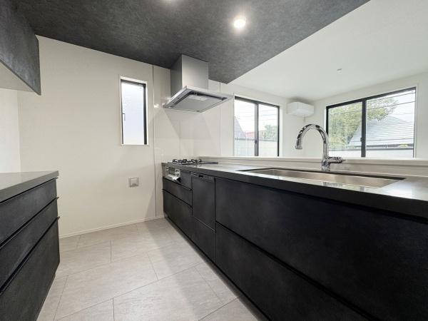 世田谷区砧１丁目の新築一戸建のキッチン|キッチンスペースは広々しており、調理の効率が上がる３口コンロに、食洗器もついており、家事もはかどります♪