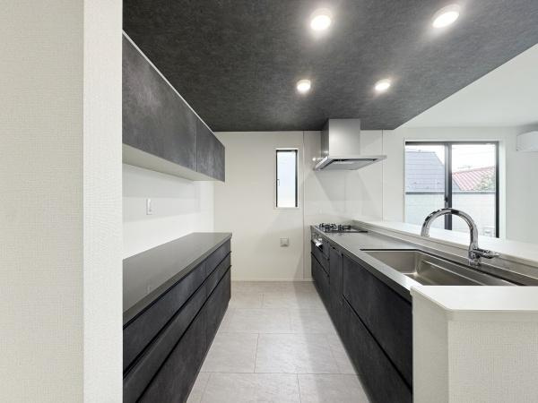 世田谷区砧１丁目の新築一戸建のキッチン|キッチン収納が豊富で調理器具がたくさんあってもスッキリ片付きます