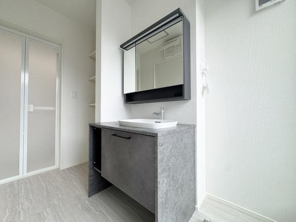 【独立洗面台】 | 十分な大きさの洗面台は収納力大。身だしなみチェックや歯磨きなど、朝の慌ただしい時間でも余裕とゆとりを感じられます♪
