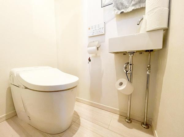 【トイレ】 | 明るくて広い落ち着いた色合いのトイレです♪
手洗いも付いています！