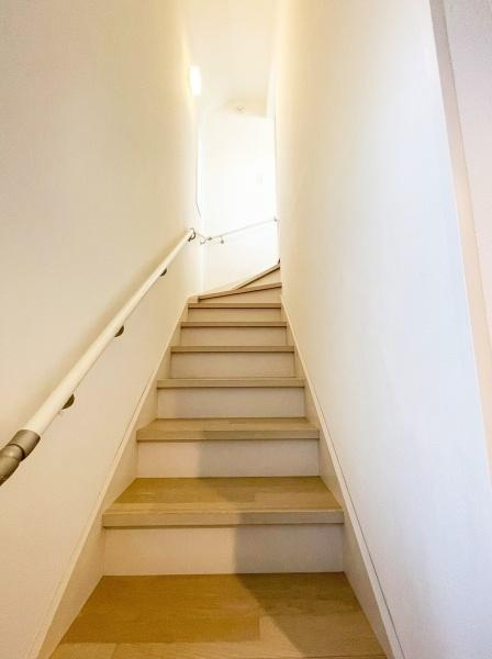世田谷区宇奈根１丁目の中古一戸建のその他|玄関からリビングに続く階段です♪