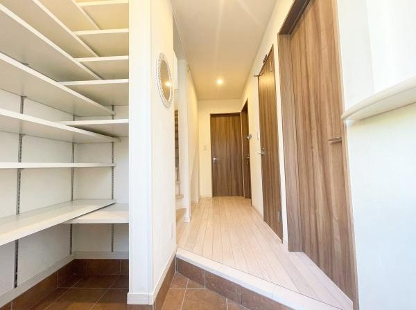 世田谷区宇奈根１丁目の中古一戸建の玄関|収納力たっぷりの玄関です♪
※空室時のイメージとなります。