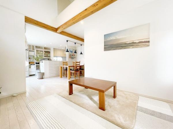 世田谷区宇奈根１丁目の中古一戸建の居間・リビング|窓からの日差し・風・すべてが心地よくゆったりとした時間を過ごせます♪
