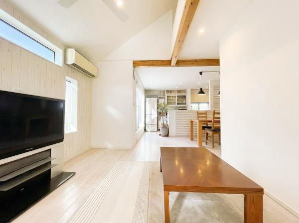 世田谷区宇奈根１丁目の中古一戸建の居間・リビング|みんなが集うLDKはあたたかい日差しが入り込み、自然と楽しい会話が弾む幸せな空間に♪
