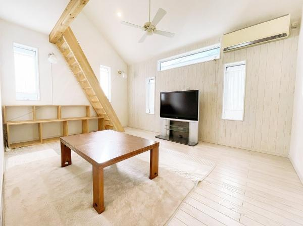 世田谷区宇奈根１丁目の中古一戸建の居間・リビング|白が基調の清潔感のあるリビング
