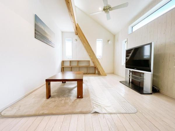 【居間・リビング】 | 明るい光が全面に入る明るいリビング