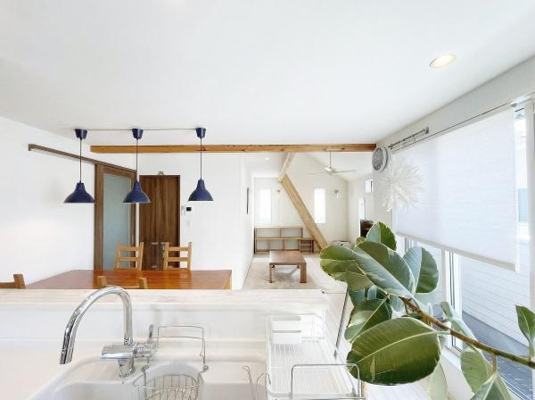 世田谷区宇奈根１丁目の中古一戸建の居間・リビング|キッチンからリビングダイニングまで見渡せて、ご家族のコミュニケーションも取りやすい間取りです♪
窓からも心地よい日が差し込みます♪