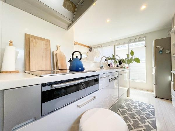 世田谷区宇奈根１丁目の中古一戸建のキッチン|キッチンスペースは広々しており、調理の効率が上がる２口ＩＨに、食洗器もついており、家事もはかどります♪
