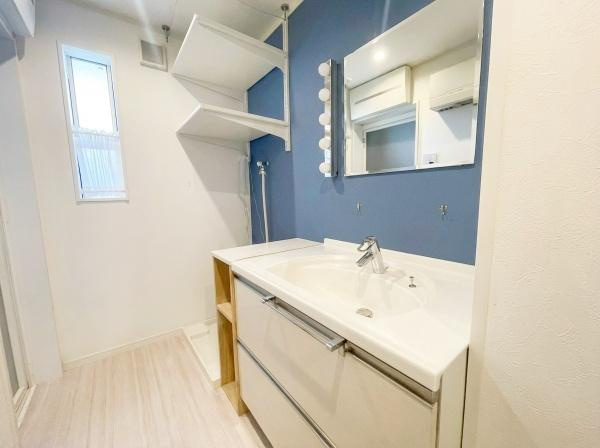 世田谷区宇奈根１丁目の中古一戸建の独立洗面台|十分な大きさの洗面台は収納力大。身だしなみチェックや歯磨きなど、朝の慌ただしい時間でも余裕とゆとりを感じられます♪
※空室時のイメージとなります。
