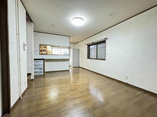 【居間・リビング】 | 守口市藤田町5丁目　中古戸建 | こちらの画像は、AIを用いて家具を消しております。