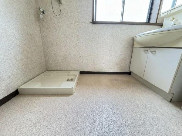 【独立洗面台】 | 守口市藤田町5丁目　中古戸建 | こちらの画像は、AIを用いて家具を消しております。