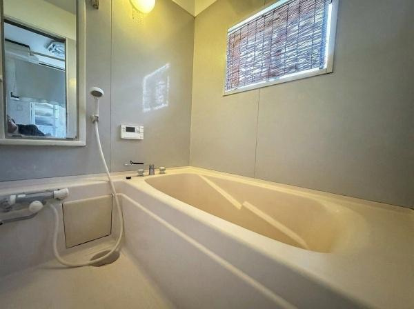 【浴室】 | 守口市藤田町5丁目　中古戸建 | こちらの画像は、AIを用いて家具を消しております。