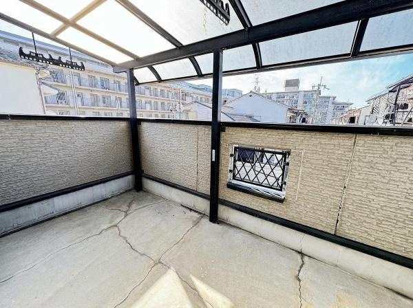 【バルコニー】 | 守口市藤田町5丁目　中古戸建 | こちらの画像は、AIを用いて家具を消しております。