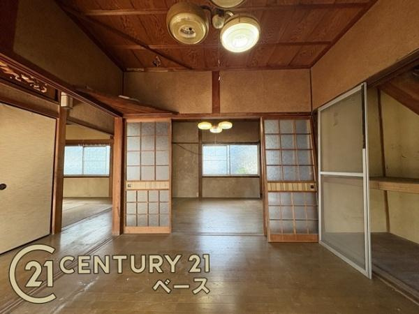 大和高田市藤森　一戸建の洋室|■現地撮影写真■玄関を抜けた先にある開放感のあるホールです！