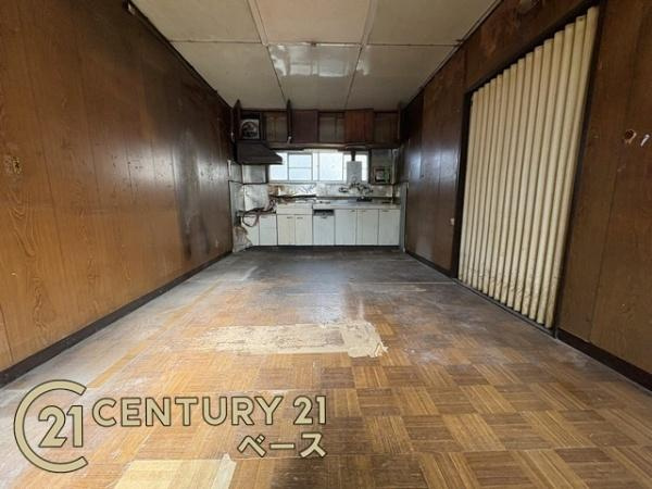 大和高田市藤森　一戸建のキッチン|■現地撮影写真■キッチンに収納力たっぷりの食器棚があります！