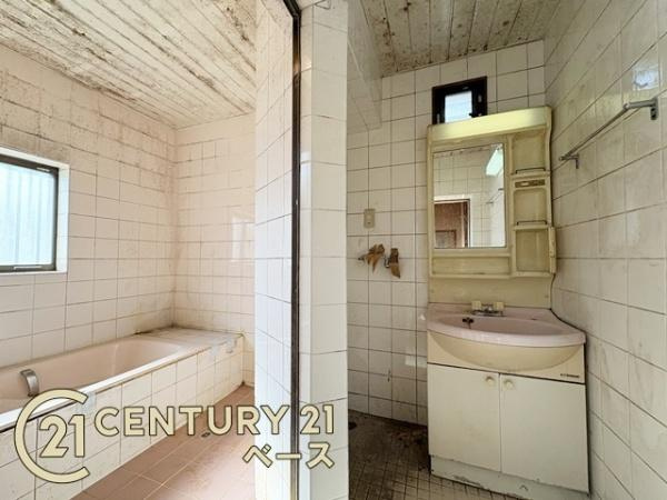 大和高田市藤森　一戸建の独立洗面台|■現地撮影写真■忙しい朝にも役立つゆったりとした広さの快適な洗面スペースです！