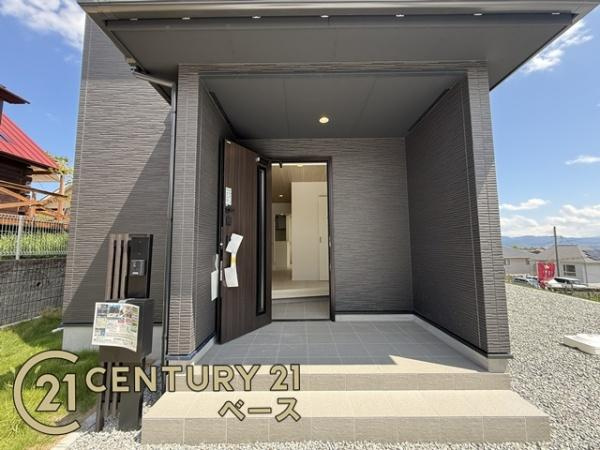 奈良市あやめ池北３丁目の新築一戸建の玄関|■現地撮影写真■道路との高低差はほとんどありません！