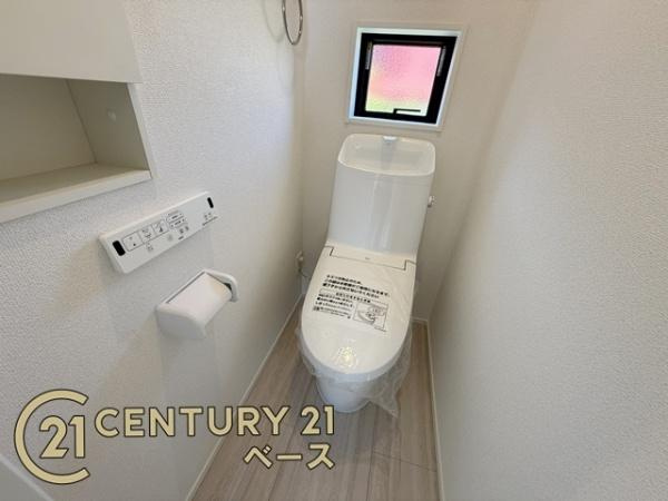 奈良市あやめ池北３丁目の新築一戸建のトイレ|■現地撮影写真■ウォシュレット付きのお手洗いです！