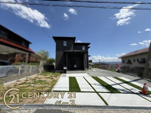 奈良市あやめ池北３丁目の新築一戸建の駐車場|■現地撮影写真■駐車スペースは３台可！来客時なども安心です！