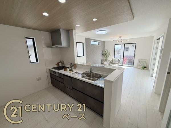 奈良市あやめ池北３丁目の新築一戸建の居間・リビング|■現地撮影写真■暖かみある居心地の良い空間が広がります！